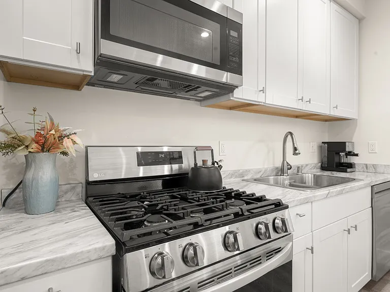 19508 Hart St — Photo 13