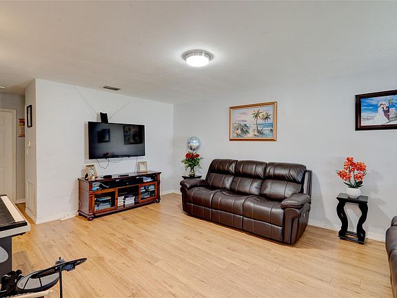 3rd image of 400a-400b NE 400a-400b 58th Street