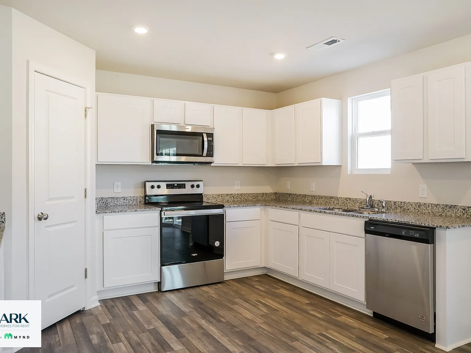 3 bed, 3.0 bath, 2014 sqft, $1,799 — Photo 4