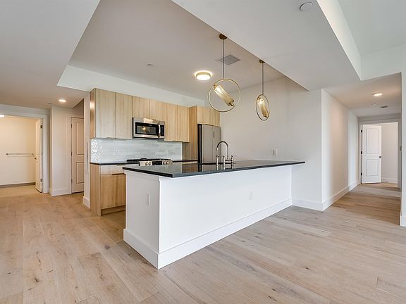 4th image of 348 Baldwin Ave #405