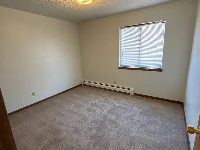 1012 E Burlington St — Photo 11