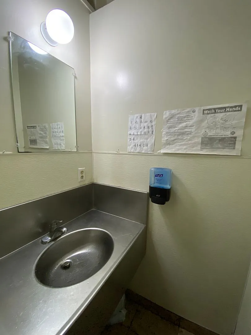 Private SRO Room located near Financial District and Downtown — Photo 4
