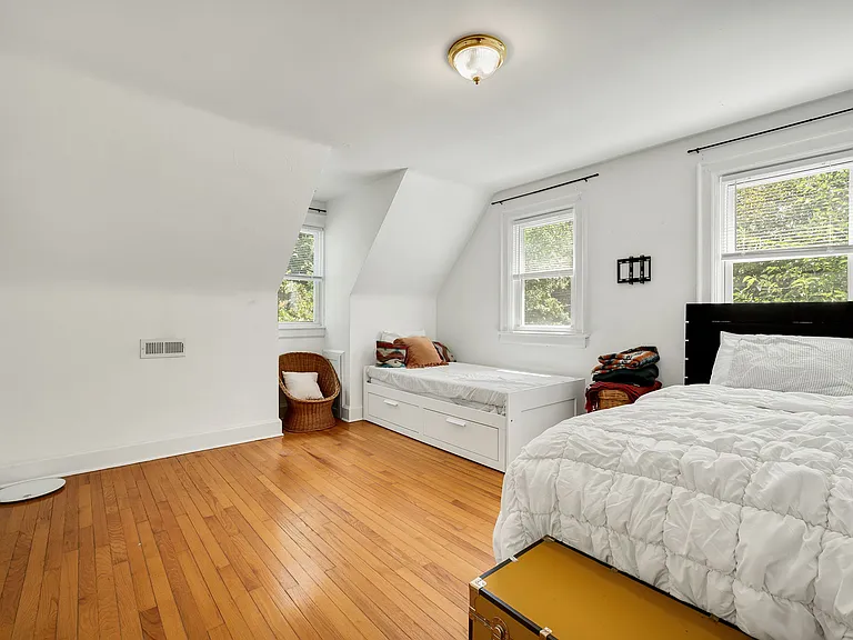 122 Hanover Ave — Photo 17