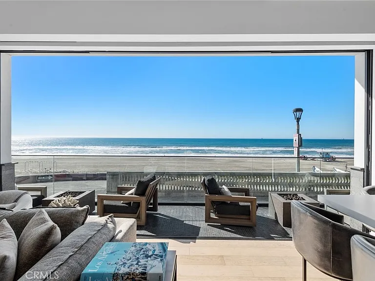 2200 The Strand #A — Photo 1