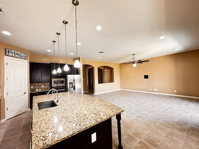268 E Powell Way — Photo 4