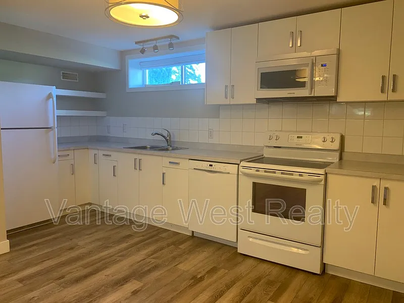 Building Photo - 1291B Kelglen Cres