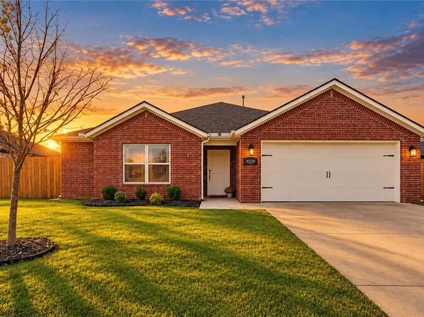 1029 Glenora Ave, Lowell, AR 72745