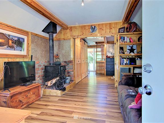3rd image of 526 Railroad Ave E