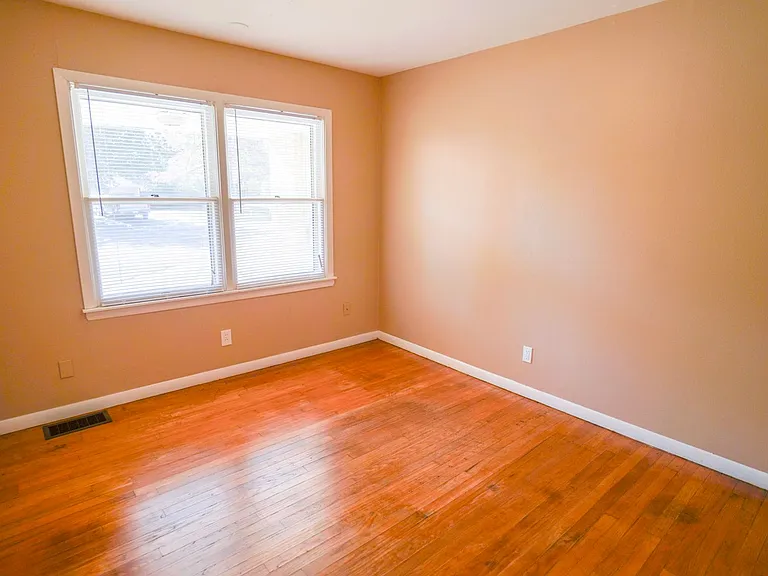 1131 W Brooks St — Photo 10
