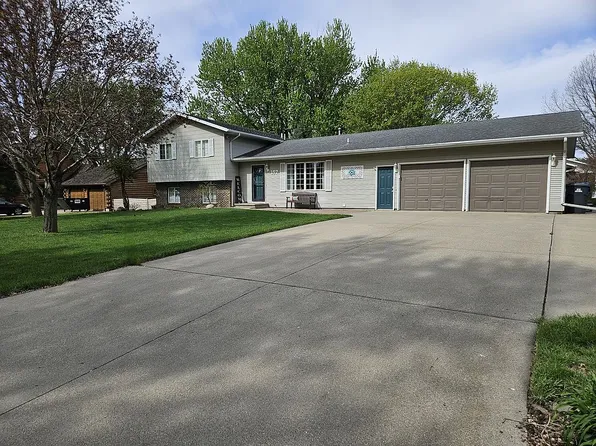 157 12th Ave NE, Sioux Center, IA 51250