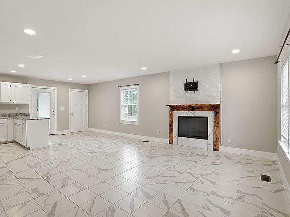4th image of 104 E Caroline Ave