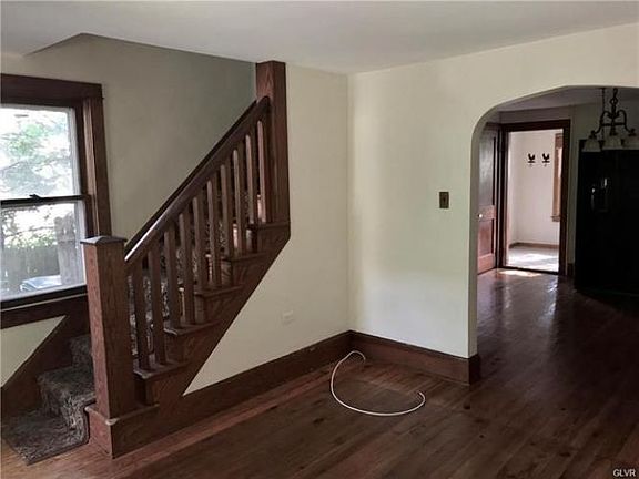 4th image of 605 Oakwood St