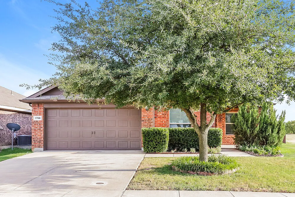 4 bed, 2.0 bath, 1833 sqft, $2,335 — Photo 1