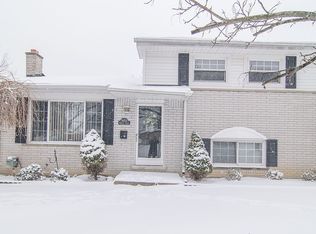 28205 Merritt Dr, Westland, MI 48185