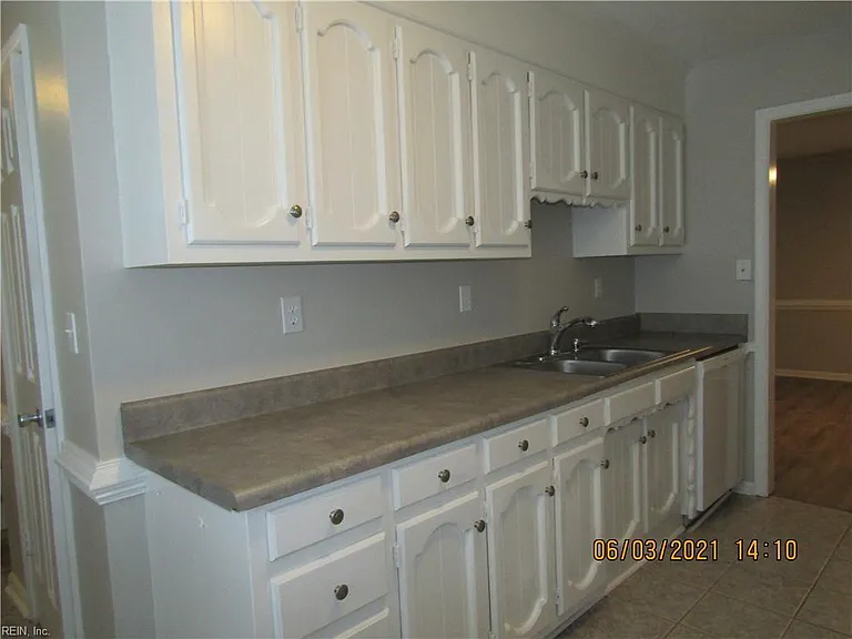 17 Colonial Way — Photo 9