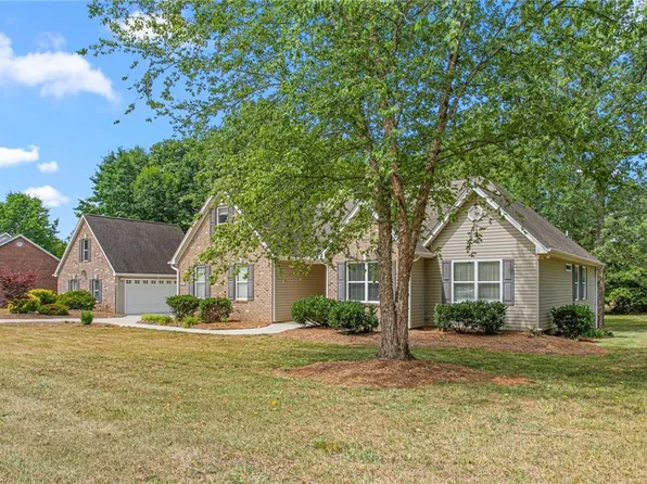 8475 Hunting Ct, Stokesdale, NC 27357