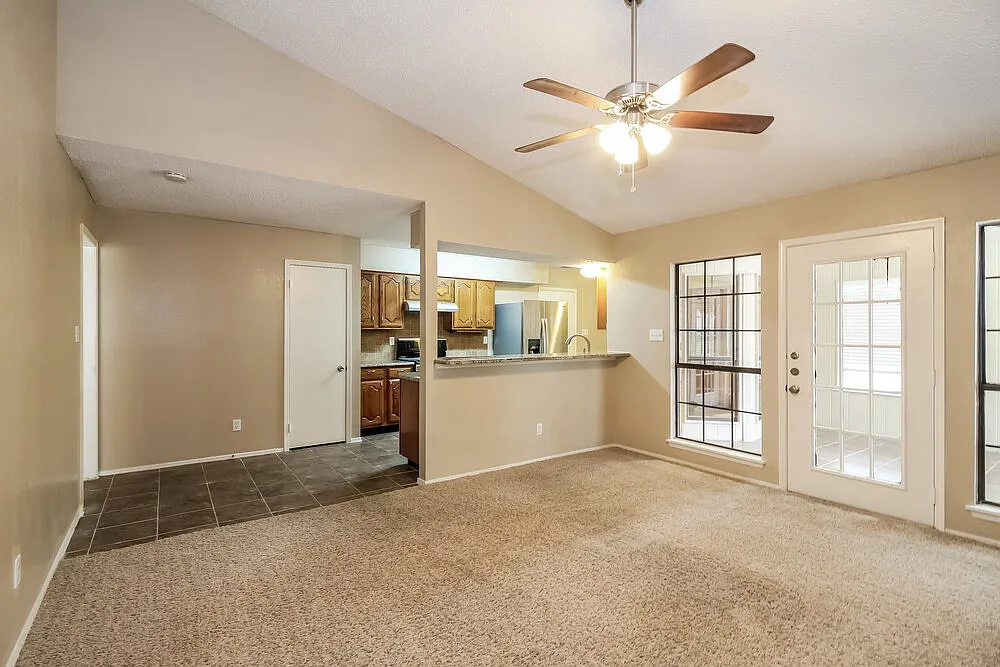 4 bed, 2.0 bath, 2081 sqft, $2,255 — Photo 4