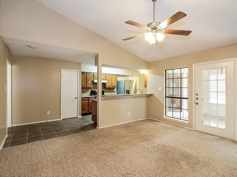 1037 Eagle Ct — Photo 4