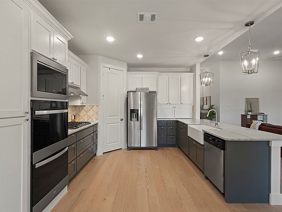 2nd image of 3905 Henley Ln