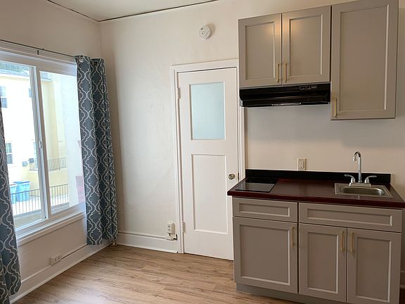 4th image of 2555 Virginia St #205