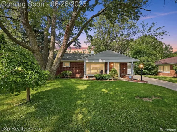 28286 Red Leaf Ln, Southfield, MI 48076