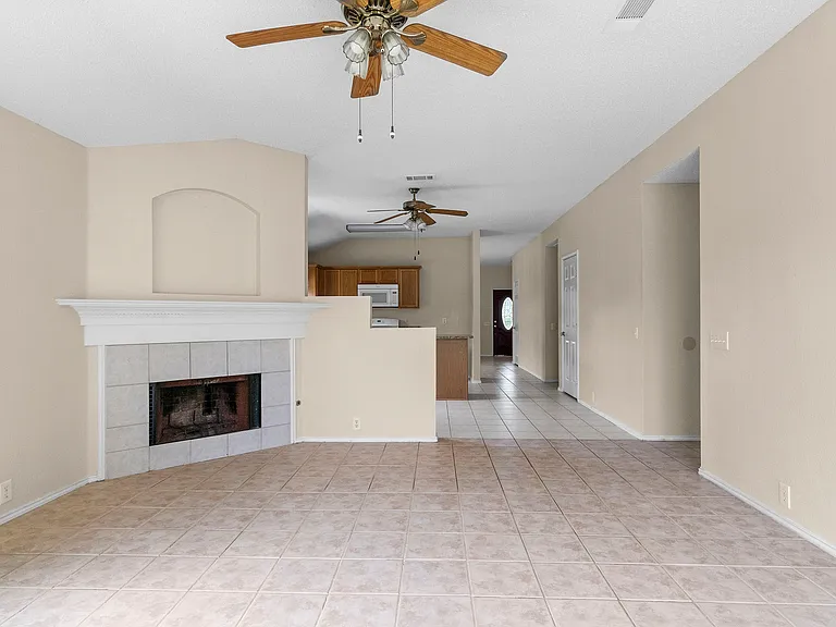 3300 Creekwood Dr — Photo 4