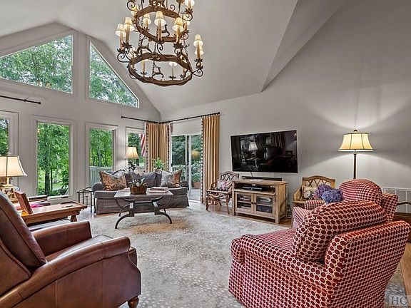 5th image of 720 Country Club Dr