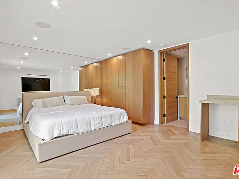 9451 Sunset Blvd — Photo 36