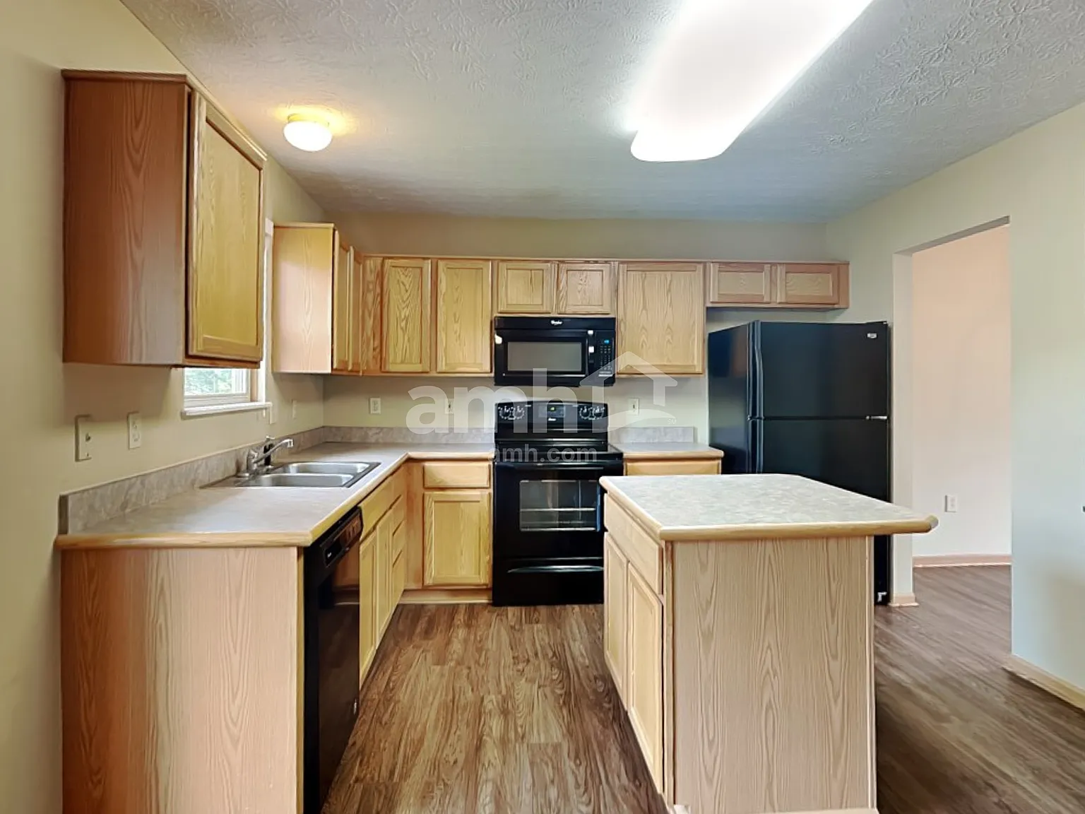 4 bed, 2.5 bath, 1734 sqft, $2,405 — Photo 3