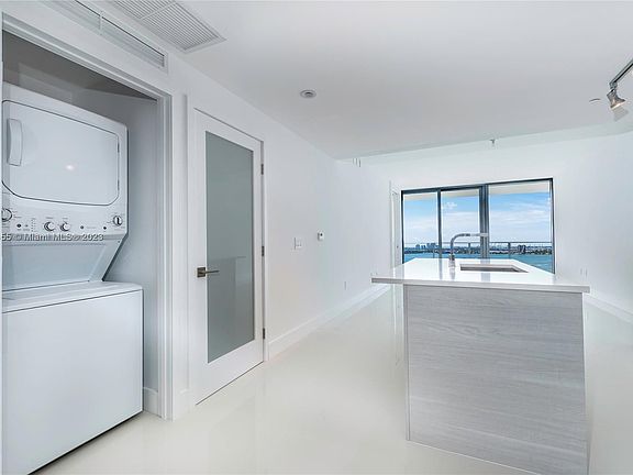 3rd image of 650 NE 32nd St Unit 2506