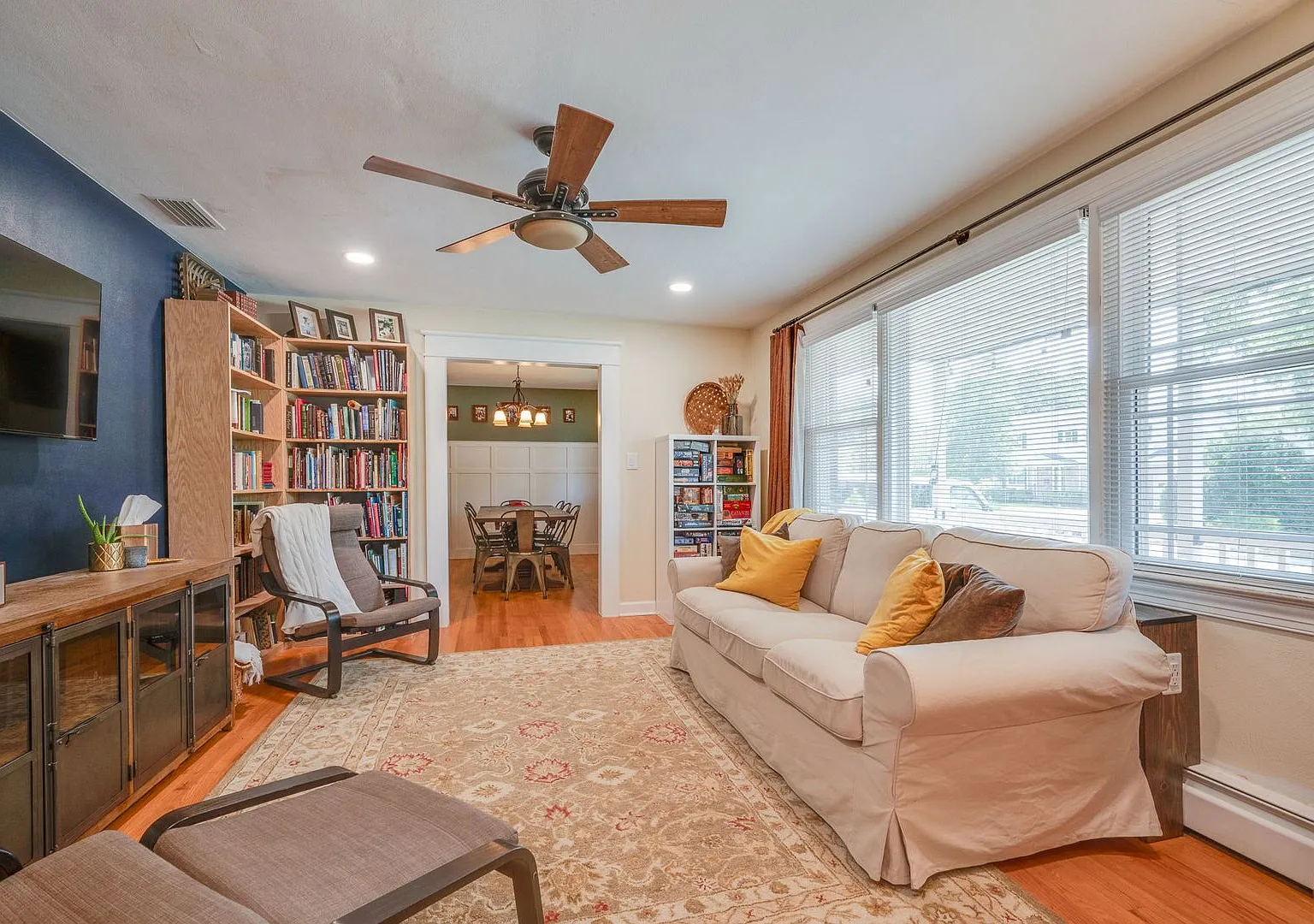 3BR/2BA in Camellia Acres with rear sunroom and Hardwood Floors and a Garage! — Photo 4