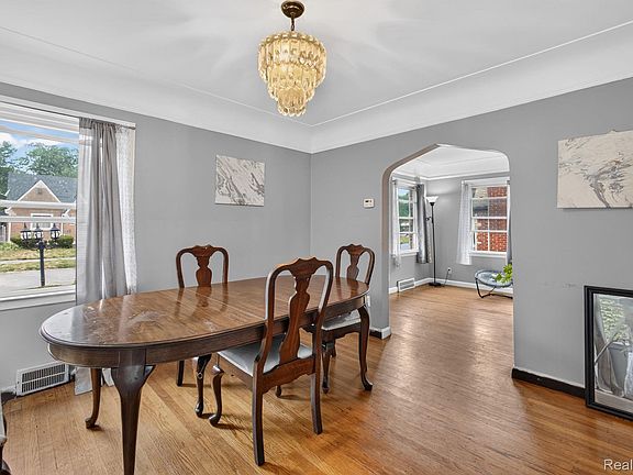 4th image of 10436 Roxbury St