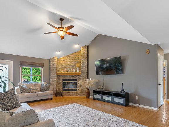 4th image of 807 Meadow Ln