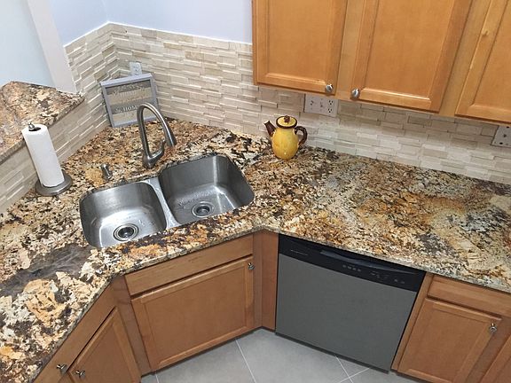 5th image of 568 Lomianki Ln NE