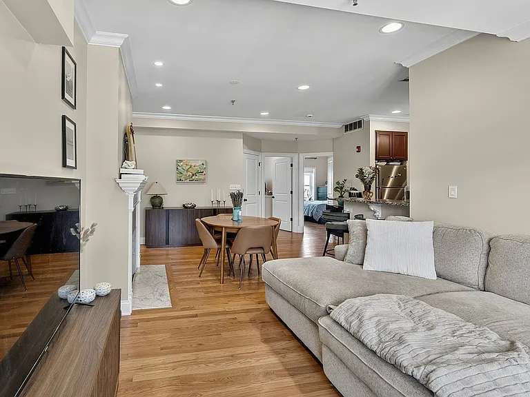 Hinman Court Condos — Photo 26
