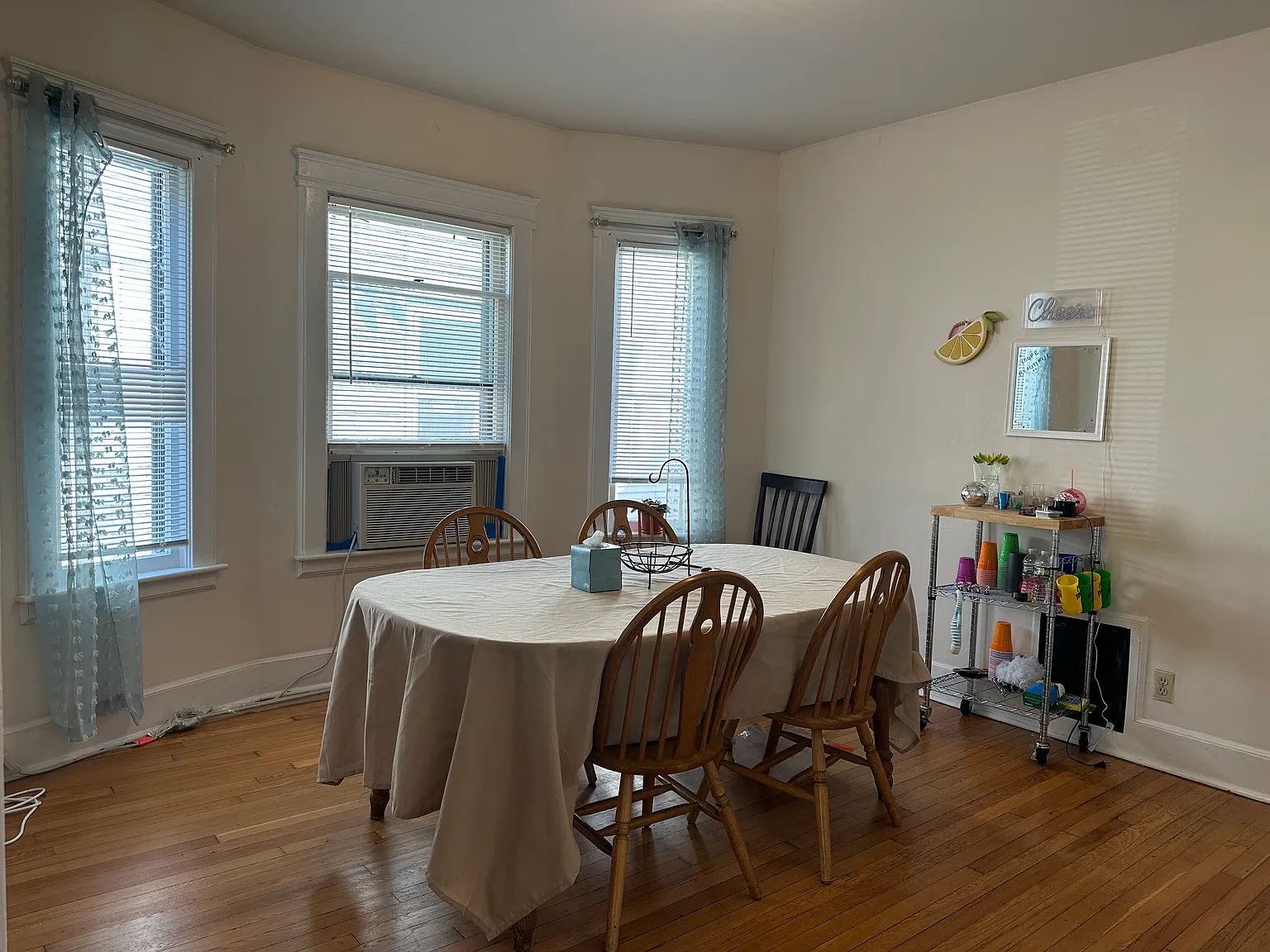 3 bed, 1000 sqft, $2,325 — Photo 3