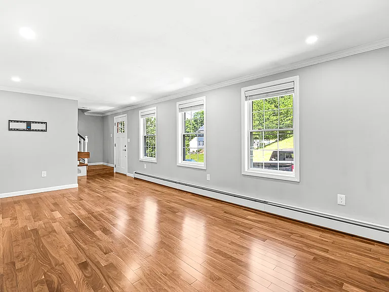 38 Idora Ave — Photo 7