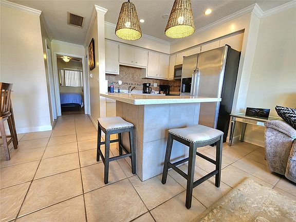 5th image of 525 Manatee Ct APT 13