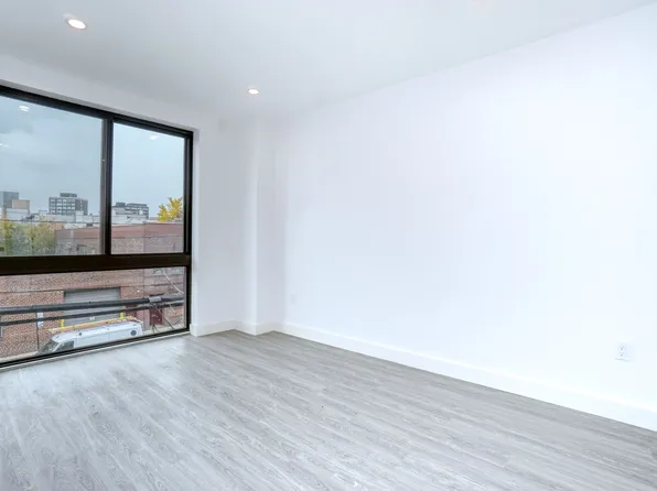 46-40 Vernon Boulevard image 7 of 14