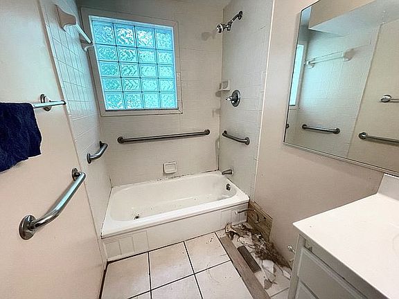 4th image of 300 McGuire Ln