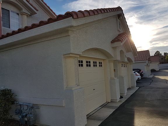 Attached garage 