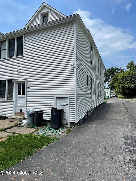 5th image of 134 Elm Street
