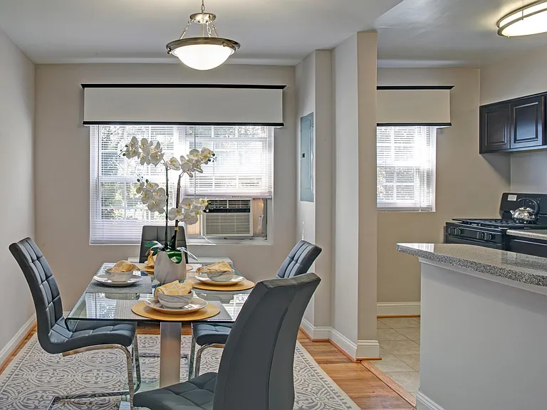Lloyd Apartments — Photo 13