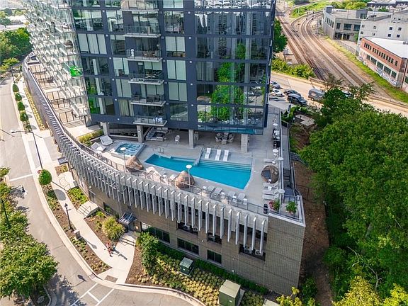 3rd image of 788 W Marietta St #1304