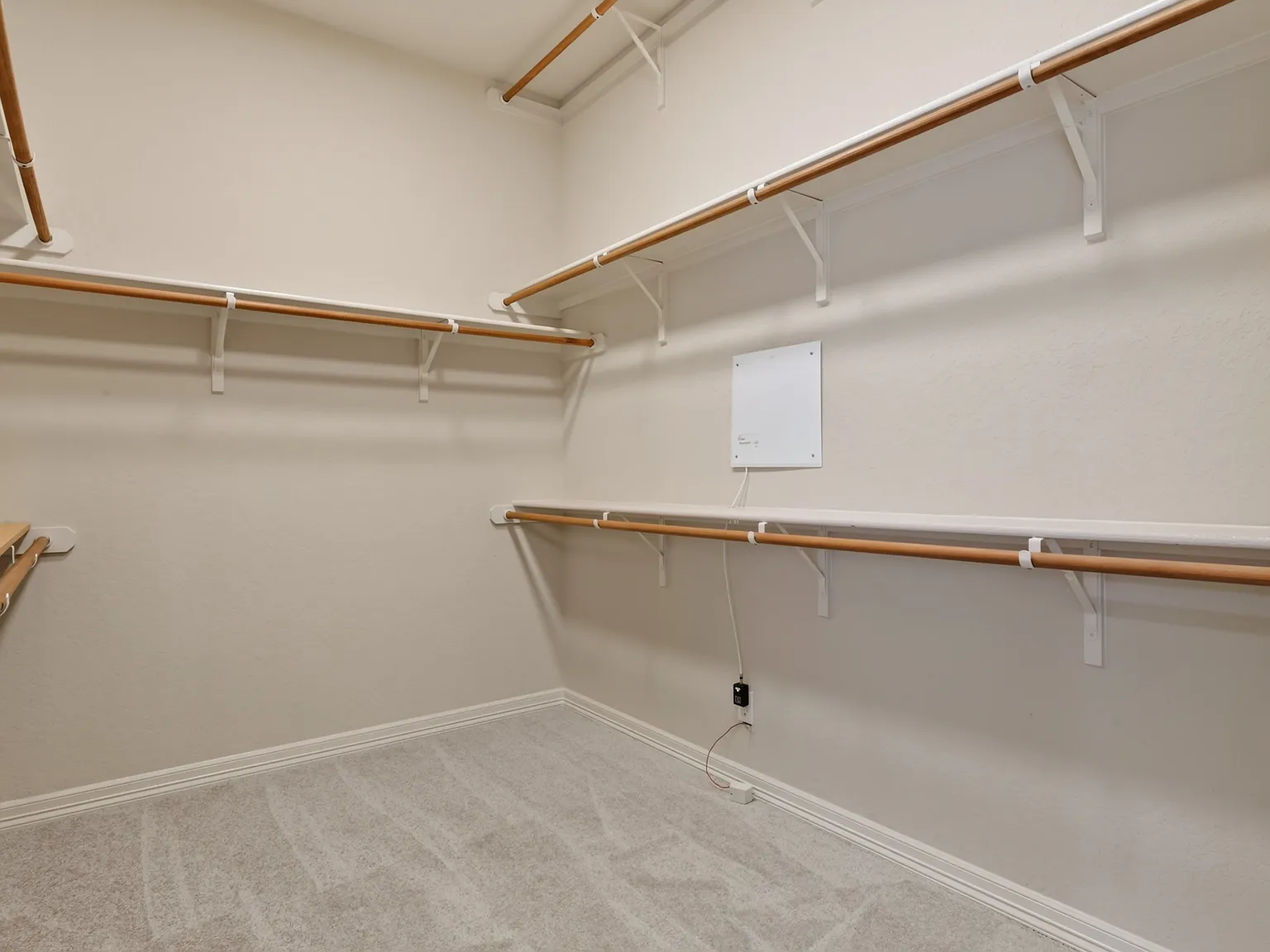 5 bed, 3715 sqft, $3,995 — Photo 3