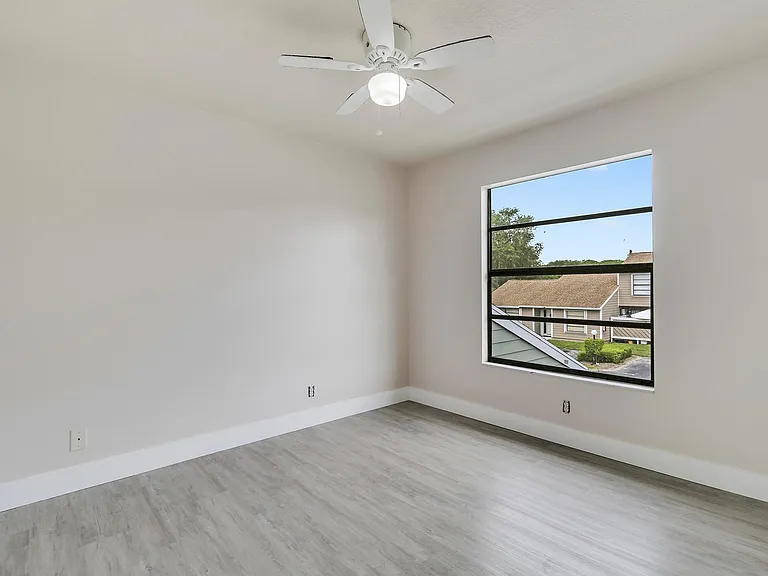 202 Lakewood Dr — Photo 5