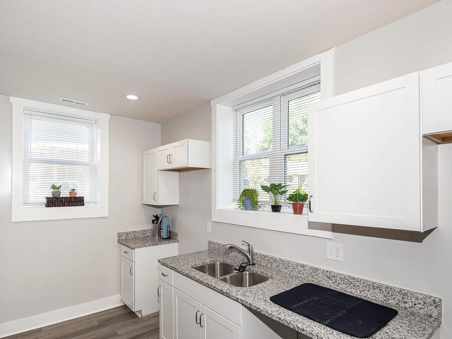 5143 E Washington St — Photo 4