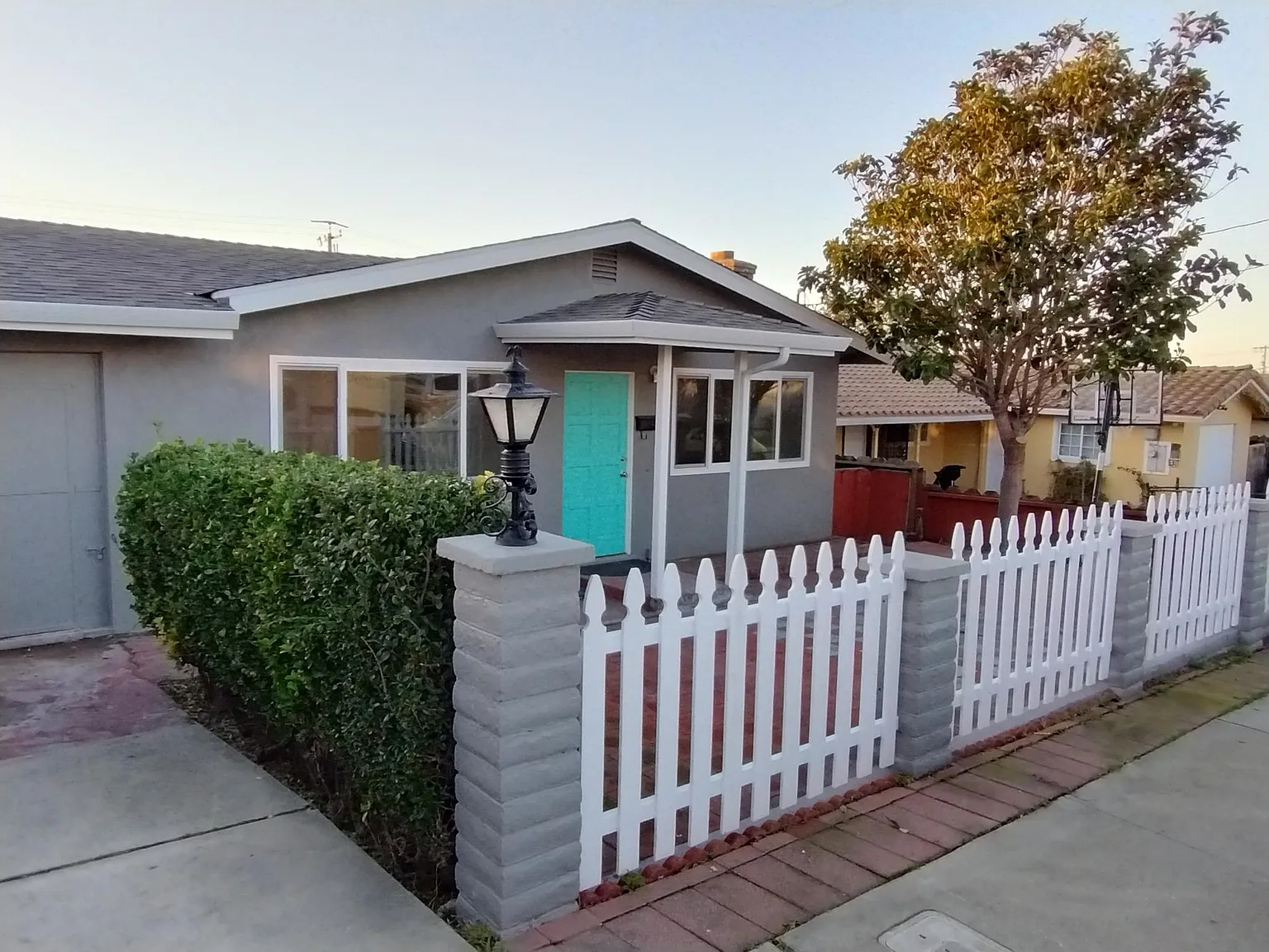 1675 Goodwin St photo 1