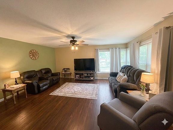 5th image of 609 S 10th St