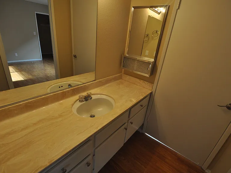5921 Whitsett Ave — Photo 7
